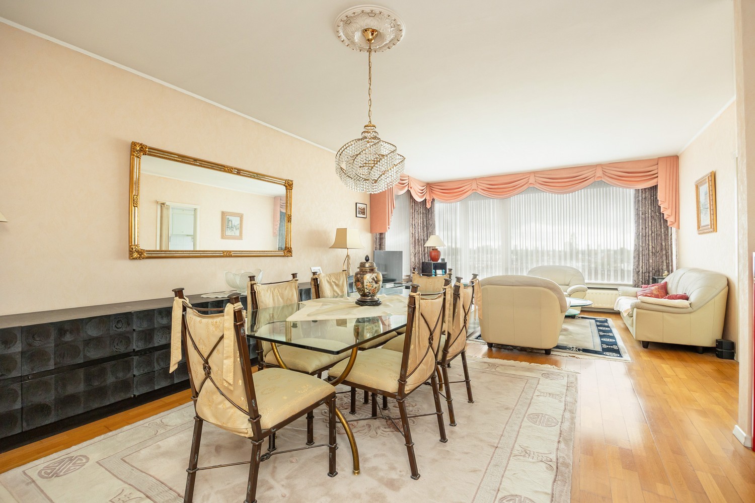 Ruim en lichtrijk 2-slaapkamerappartement met terras - foto 1