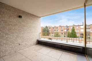 <p><span>Zoek je een appartement met ruimte, licht en groen in de stad? Dan is dit nieuwbouwappartement precies wat je nodig hebt. Met een bewoonbare oppervlakte van ca 133 m², drie slaapkamers, hoge plafonds, overvloedig natuurlijk licht en een terras van 9m² vind je hier alles wat doorgaans moeilijk te combineren is. Nóg troeven: mogelijkheid om aan te kopen onder 6% btw,- (mits voldaan aan voorwaarden).</span></p><p><span> </span></p><p><span>Hoogwaardige afwerking</span><span><br />Reeds bij het binnenkomen merk je dat er veel aandacht is besteed aan afwerking en detail. De inkomhal leidt je naar het volledige appartement, waar een doorlopende houten parketvloer voor een warme en stijlvolle uitstraling zorgt. De open keuken is voorzien van kwalitatieve toestellen van Whirlpool, een inductiekookplaat en een elegant werkblad. Ze sluit aan op een lichtrijke woonkamer met grote ramen en moderne accenten, zoals zwarte inbouwspots. Het schuifraam opent naar het terras, waardoor binnen- en buitenleven moeiteloos in elkaar overvloeien.</span></p><p><span> </span></p><p><span>Drie slaapkamers en luxueuze badkamer</span></p><p><span>Via de nachthal bereik je de drie slaapkamers, elk met dezelfde parketvloer, aluminium ramen met hoogrendementsglas en ingebouwde ventilatie.  De badkamer straalt luxe uit met een inloopdouche voorzien van regenkop, dubbele wastafel, grote spiegel en terrazzo vloer- en wandtegels in steenlook. Daarnaast is er nog een aparte berging en een apart toilet aanwezig.</span></p><p><span> </span></p><p><span>Energiezuinig en modern</span><span><br />Dit nieuwbouwappartement is volledig afgewerkt en onmiddellijk beschikbaar. Met 6 zonnepanelen (2640 Wp) en hoogrendementsglas woon je hier toekomstgericht én energiezuinig.</span></p><p><span>Ondergrondse autostaanplaats aan te kopen voor € 28.200,-</span></p><p><span> </span></p><p><span>Rivierenhof om de hoek</span><span><br />Je woont hier ideaal, overal dichtbij en toch heerlijk rustig en groen. Het prachtige Rivierenhof, het grootste park van de stad, ligt op amper een paar minuten wandelen. Binnen een straal van nog geen 500 meter zijn liefst vier supermarkten. Ook heel wat buurtwinkels zijn vlakbij. Met de fiets, de bus of de tram sta je snel in de stad, met de auto sta je zo op de autostrade. Door de vernieuwing van de Wouter Haecklaan bevindt je je in het groen. </span></p><p><span><br /><br /></span></p><p><span> </span></p><p><span> </span></p>