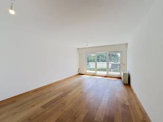 Cet appartement fait partie de la résidence « Mayflower », une résidence de service située à Sint-Denijs-Westrem qui est en train d'être transformée en un complexe résidentiel pour un mélange de générations. <br /><br />En plus d'utiliser votre propre appartement avec terrasse, vous pouvez profiter des services de l'hôtel dans les espaces communs (au tarif journalier fixe de 13,50 EUR) ; bar, restaurant, piscine chauffée, fitness, jardin ensoleillé...<br /><br />Aménagement de l'appartement ; <br />hall d'entrée avec vestiaire, placard et toilettes - salon - cuisine - terrasse - chambre à coucher - salle de bain <br /><br />Les frais communs s'élèvent à 80,00 EUR/mois et sont destinés à l'entretien des parties communes ainsi qu'à une avance sur la consommation d'eau privée.<br /><br />L'appartement est disponible immédiatement !