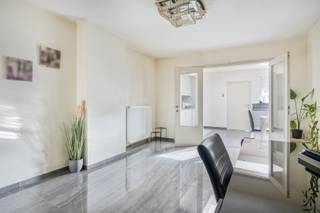 Deze ruime gezinswoning met 4 slaapkamers en de mogelijkheid om 2 extra slaapkamers te creëren, geniet van een uitstekende en centrale ligging in het hart van Leopoldsburg. Alle voorzieningen, zoals winkels, scholen, openbaar vervoer en gezellige horecazaken, bevinden zich op slechts enkele minuten wandelen. Dankzij de centrale ligging is er bovendien een vlotte verbinding naar de omliggende gemeenten.<br /><br />Indeling:<br />We betreden de woning via de inkomhal, die meteen toegang biedt tot een apart toilet, de handige kelder en een tussenruimte. Verder vinden we op het gelijkvloers een ruime, volledig uitgeruste keuken met aansluitend de ruime woonkamer, de wasplaats en een badkamer met douche en wastafel.<br /><br />Op de eerste verdieping bevinden zich 4 ruime slaapkamers en een gerenoveerde badkamer met toilet, bad en wastafel.<br /><br />Via de trap in de nachthal bereiken we de afgewerkte zolderverdieping. Deze ruimte biedt de mogelijkheid om 2 extra slaapkamers te creëren, maar kan eveneens ingericht worden als hobbyruimte of praktische extra bergruimte.<br /><br />Ook buiten heeft deze woning heel wat te bieden. Aan de woning bevindt zich een praktische berging en achteraan vinden we een ruim tuinhuis/werkplaats. Daarnaast beschikt de woning over een garage die langs buiten toegankelijk is. Via de garage is er eveneens rechtstreeks toegang tot de tuin.<br /><br />Extra troeven:<br />- Energiezuinige woning (EPC-label B)<br />- Zonnepanelen (2.750 Wp)<br />- 4 slaapkamers, met mogelijkheid tot het creëren van 2 extra slaapkamers<br />- Elektrische installatie conform gekeurd<br /><br />Voor meer informatie of een bezoek, neem contact met ons op via info@vastengoed.be of bel naar 014/72 73 74.<br /><br />Wenst u een gratis schatting van uw eigendom? Neem contact met ons op via 014/72 73 74.