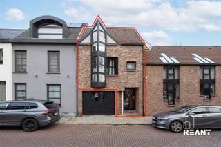 <h3><span>Gezellig 1-slaapkamer duplex appartement met terras in hartje Kontich</span></h3><h3><span> </span></h3><p><span>Dit charmante en lichtrijke duplex appartement is ideaal voor een alleenstaande of koppel dat comfortabel en centraal wil wonen.</span></p><p><span>Het appartement beschikt over een ruime leefruimte met een warme houten plafondafwerking en grote raampartijen die zorgen voor een aangename natuurlijke lichtinval. Aansluitend bevindt zich een unieke veranda/serre, perfect in te richten als eetruimte of gezellige zithoek, met directe toegang tot een zonnig terras.</span></p><p><span>De open keuken is praktisch ingericht en voorzien van voldoende kastruimte. De rustig gelegen slaapkamer biedt voldoende plaats voor een tweepersoonsbed en kasten. De badkamer is uitgerust met een ligbad, lavo in meubel en toilet.</span></p><p><span>Het appartement is gelegen in een rustige straat, maar toch op wandelafstand van het centrum van Kontich. Winkels, openbaar vervoer en belangrijke invalswegen bevinden zich in de onmiddellijke nabijheid.</span></p><p><span> </span></p><p><span>Bijzonderheden:</span></p><p><span>* Aangename lichtinval en mooi uitzicht dankzij grote raampartijen</span></p><p><span>* Standaard huurcontract</span></p><p><span>* Plaatsbeschrijving op gedeelde kosten</span></p><p><span>* Huurwaarborg van 3 maanden</span></p><p><span>* Geschikt voor een rustige alleenstaande of koppel</span></p><p><span> </span></p><p><span>Onmiddellijk beschikbaar</span></p>