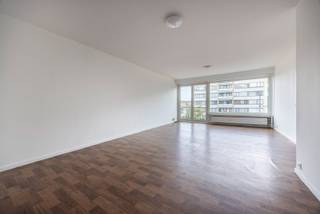 Bent u op zoek naar een instapklaar appartement (96m²) met twee slaapkamers en terras? En dit in een mooi onderhouden gebouw met lift op een centrale locatie? Dan stellen wij graag volgend appartement op de tweede verdieping aan u voor!<br />Indeling:<br />U betreedt het appartement via de ruime inkomhal die voorzien is van ingemaakte kasten. Vooraan is er de woonkamer met aanpalend de gesloten moderne keuken. De keuken heeft een kookplaat, dampkap, dubbele spoelbak, oven, koelkast met vriezer.<br />Centraal is er de badkamer met ligbad, enkele lavabo en voorzieningen een wasmachine en/of droogkast. Er is een apart gastentoilet. <br />Achteraan zijn er twee slaapkamers, waarvan de grootste kamer doorgang geeft aan het terras achteraan. Het terras heeft nog een opbergkast.<br />Algemene kosten: €305/maand voor minuterie, water, gas, blokpolis, algemeen onderhoud, lift, poetsdienst en syndicus <br />Ligging:<br />Het appartement is gelegen op een goed bereikbare locatie met alle comfort binnen handbereik. In de nabijheid van winkels, openbaar vervoer (voor de deur) en groen. Een ideale plek om zorgeloos en comfortabel te leven, dicht bij alles wat u nodig heeft.<br />Pluspunten:<br />- EPC attest met label B<br />- Privatieve kelderberging <br />- Overal dubbele HR beglazing pvc <br />- Elektriciteit is conform<br />- Lift in het gebouw <br />- Instapklaar appartement op een centrale locatie<br /> <br />Voor meer informatie of een bezichtiging kan u One vastgoed steeds bereiken op volgend nummer 03 360 85 30.