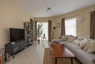 <p><span>Uitstekend gelegen gelijkvloersappartement met 2 slaapkamers & garage (99m²)</span></p><p><span> </span></p><p><span>Dit betreft een uitstekend gelegen appartement met garage + berging op het gelijkvloers van een kleine residentie centrum Sint-Gillis-Waas.</span></p><p><span>Het appartement bevindt zich op wandelafstand van alle faciliteiten waaronder winkels, scholen, busstation, Sint-Helena site en de Sportzone.</span></p><p><span>De aangename woonbeleving met veel lichtinval, de rustige residentie en de centrale ligging zijn slechts enkele van de vele troeven die dit appartement te bieden heeft.</span></p><p><span> </span></p><p><span>INDELING</span></p><p><span>Riante inkomhal met toegang tot alle ruimten.</span></p><p><span>Ruime woonkamer met veel lichtinval.</span></p><p><span>Open keuken.</span></p><p><span>2 slaapkamers.</span></p><p><span>Comfortabele badkamer met douche, ligbad en lavabomeubel.</span></p><p><span>Apart toilet.</span></p><p><span>Berging.</span></p><p><span>Autostaanplaats achter garagepoort.<br />Afgesloten berging in garagecomplex.</span></p><p><span> </span></p><p><span>EXTRA</span></p><p><span>Bouwjaar 2007.</span></p><p><span>In prima staat van onderhoud.</span></p><p><span>ALU ramen met dubbele beglazing.</span></p><p><span>CV op aardgas.</span></p><p><span>Zeer aangename woonsfeer met veel lichtinval.</span></p><p><span>Afgesloten parkeerplaats + berging inbegrepen in verkoop.</span></p><p><span>Uitstekend gelegen aan de dorpskern op wandelafstand van alle faciliteiten.</span></p><p><span>Vlotte mobiliteit richting Antwerpen-Gent & omliggende gemeenten via E34 en lokale invalswegen.</span></p><p><span>Momenteel verhuurd aan betrouwbare en correcte huurder. </span></p><p><span> </span></p><p><span>EPC: 181kWh/m² - Label B</span></p><p><span>Wg - Vg - Gvv - Gvkr - Gmo</span></p><p><span> </span></p>