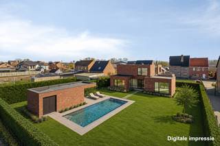 Verscholen in het groene en gegeerde Zepperen, deelgemeente van Sint-Truiden, staat deze imposante villa op een ruim dubbelperceel van 11 are 71 centiare eventueel met achterliggende weide van 31 a 20 ca (VP 25.000,00 euro), totaal <strong>42 a 92 ca.</strong> Het brede perceel ademt ruimte: open zichtlijnen, veel natuurlijk licht en een tuin met een eigen karakter. <br /><br />De woning wordt casco aangeboden, een kans die steeds zeldzamer wordt op de huidige markt. U kiest zelf de interieurafwerking, zonder de lange wachttijden en onzekerheden van een klassiek nieuwbouwproject. De basis staat er al degelijk: een warmtepomp, een volledig domoticasysteem en een voorontwerp voor het EPB-certificaat. Enkele gerichte aanvullingen volstaan om het dossier volledig te maken.<br /><br />Omtrent de indeling is grondig nagedacht. De woning telt vier volwaardige slaapkamers en twee badkamers. Opvallend is de slaapkamer op het gelijkvloers met aangrenzende badkamer en apart toilet, ideaal voor wie drempelvrij wil wonen, een praktijkruimte aan huis overweegt of oudere familieleden wil opvangen. Een bijkomende kamer, in de plannen ontworpen als speelruimte, laat zich moeiteloos ombouwen tot vijfde slaapkamer, bureau of atelier.<br /><br />De tuin biedt meer dan groen alleen. Een sfeervol poolhouse nodigt uit tot ontspanning en gezelligheid, en vormt de perfecte schakel tussen binnen en buiten.<br /><br />Wie droomt van een ruime, moderne villa in een groene omgeving en die villa ook echt naar eigen hand wil zetten, vindt hier een buitengewone kans.<br /><br /><em>Let wel het betreft een verkoop onder het BTW-stelsel (21%) en er zijn geen registratierechten voor de woning op en met grond, de achterliggende landbouwgrond kan wel gekocht worden onder registratierecht ad 12%!</em><br /><br />Neem contact op met ons kantoor voor meer informatie of een bezoek ter plaatse.