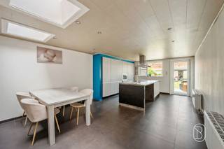 Welkom bij dit charmante woonhuis in het hart van Ronse! Deze gezellige woning biedt u een perfecte combinatie van klassieke allure en modern comfort op een oppervlakte van 180 vierkante meter.Dit fijne gezinshuis beschikt over vier ruime slaapkamers, ideaal voor een groeiend gezin of voor degenen die extra ruimte wensen. De slaapkamers zijn voorzien van voldoende licht dankzij grote ramen met uitzicht op de omgeving.De gemoderniseerde keuken is een echte blikvanger met zijn stijlvolle inrichting, ruime werkoppervlakken en hedendaagse apparatuur. Deze ruime keuken vormt het hart van het huis en nodigt uit tot gezellige momenten met familie en vrienden. De aangrenzende eet- en woonruimten creëren een vloeien de leefomgeving, perfect voor dagelijks leven.Het badkamerinterieur is recent gerenoveerd en biedt alle nodige comfort. Met zijn moderne uitvoering en praktische indeling voelt u zich hier direct thuis. De lichtinval via grote ramen geeft de badkamer een aangename sfeer.Het pand geniet van een prachtige binnentuin met terras en zitplaatsen, waar u heerlijk kunt ontspannen en genieten van het buitenleven. Dit privé-groengebied is perfect voor recreatie en kinderactiviteiten.De ligging in Ronse biedt u uitstekende bereikbaarheid en dicht bij alle voorzieningen zoals winkels, scholen en openbaar vervoer. De karakteristieke straatgevel met zijn baksteenwerk geeft het huis een authentieke uitstraling, typisch voor deze charmeante stad.Dit huis combineert ruimte, comfort en karakter. Een ideale kans voor kopers die op zoek zijn naar een welkomend thuis met voldoende mogelijkheden voor gezinsleven. Ontdek zelf de warmte en potentie van deze aantrekkelijke eigendom!Te koop via Immo Beguin, jouw vastgoedexpert sinds 2009. Met kantoren in Ronse, Waregem, Kortrijk, Deinze, Doornik en Lessines.✉️ info@immobeguin.be
