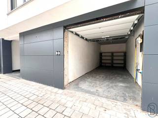 Topgelegen afgesloten garagebox op het gelijkvloers, vlakbij centrum Waregem.Afmetingen bedragen 2,7 m x 6,9 m en de garage beschikt over een...