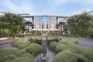 Ruime en instapklare kantoorruimte van 64 m² op de 1ste verdieping, strategisch gelegen in Wilrijk met vlotte bereikbaarheid via A12 en E19. Uitgerust met moderne faciliteiten, badge- en beveiligingssysteem, vergaderzalen en serverruimte. Overname meubilair is mogelijk.