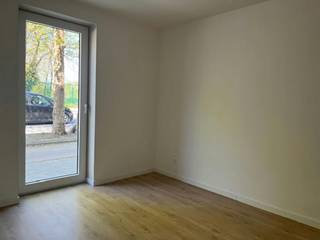 Deze gelijkvloerse wooneenheid beschikt over 2 slaapkamers en combineert comfort met privacy. Het appartement geniet van een zuidgericht terras, een privatieve tuin en een aparte privatieve ingang, wat zorgt voor een aangename en rustige woonbeleving.<br /><br />De afwerking gebeurt met energiezuinige en duurzame materialen. De keuken kan bovendien nog naar eigen smaak samengesteld worden binnen het voorziene budget volgens het lastenboek. (De afgebeelde keukenfoto is louter ter illustratie en toont de keuken van een ander appartement binnen het project.)<br /><br />Om de wagen te parkeren, kunt u terecht in de ondergrondse verdieping, waar een staanplaats voorzien is voor het appartement. De aankoop van deze autostaanplaats is verplicht. <br /><br />Kortom bent u opzoek naar een modern, ecologisch en kwalitatief wooneenheid op een toplocatie te Genk? Of opzoek naar een interessante investering? Aarzel dan zeker niet om ons te contacteren: behic.kargin@dewaele.com of 089 59 99 99<br /><br />Bestuursmaatregelen in het maatregelenregister: nee