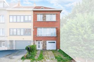 Te renoveren eengezinswoning, ideaal gelegen in een rustige en gegeerde residentiële wijk van Uccle, op een centrale ligging tussen het station...