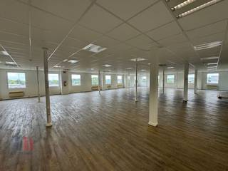 Renovated and ready-to-use offices of 398 m² for rent along the E40 in Drongen, near exit 13 Drongen. Easy accessibility by public transport.The...