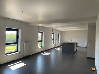 <p><span>Lichtrijk appartement met ruim terras en prachtig groen uitzicht over de Motvallei <br />in Borgloon met ondergrondse autostaanplaats en kelderberging<br />*EPC A </span></p><p><span>*Elektriciteit conform AREI</span><span><br /><br /></span><span>Op zoek naar een ruim en instapklaar appartement op een toplocatie? Dit prachtige appartement <br />op de 2de verdieping combineert comfort, uitzonderlijke ruimte en een uitstekende ligging op <br />wandelafstand van het centrum van Borgloon.<br /><br />De grote leefruimte van ca. 60 m² met open keuken geniet van een overvloed aan natuurlijke <br />lichtinval en creëert een aangename, open sfeer. De keuken is uitgerust met inductiekookplaat,<br />vaatwas en ingebouwde koelkast met vriesvak.<br /><br />Een absolute troef is het ruime terras van maar liefst 24 m², waar je in alle rust kan genieten <br />van een prachtig uitzicht op het groene landschap.<br /><br />Het appartement beschikt over twee slaapkamers: een ruime master bedroom van ca. 13 m² <br />met aansluitende dressing van ca. 6 m² en een tweede slaapkamer van ca. 11 m². Verder is <br />er een moderne badkamer voorzien van een stijlvolle inloopdouche en dubbele lavabo.<br /><br /></span></p><p><span>Extra praktisch comfort wordt voorzien dankzij een ruime berging van ca. 6,5 m²,<br />een privatieve kelderberging van ca. 5 m² en een ondergrondse autostaanplaats. <br /><br /></span><span>Bijkomende troeven:</span></p><ul><li><span>EPC A – energiezuinig wonen </span></li><li><span>Bouwjaar 2012 </span></li><li><span>Veel natuurlijke lichtinval </span></li><li><span>Ruime en open leefruimte </span></li><li><span>Ondergrondse autostaanplaats inbegrepen </span></li><li><span>Privatieve kelderberging </span></li><li><span>Groot zonnig terras met groen uitzicht </span></li><li><span>Zeer gunstige ligging vlakbij het centrum van Borgloon </span></li></ul><p><span> </span></p><p><span>Ideaal voor wie op zoek is naar een comfortabele, energiezuinige woning met ruimte en rust, <br />zonder in te boeten op bereikbaarheid.<br /><br /></span><span>Wenst U meer informatie over dit uitzonderlijke appartement of een bezichtiging?<br />Contacteer ons via 012 26 22 05 of info@hetimmohuis.be</span></p><p><span> </span></p>