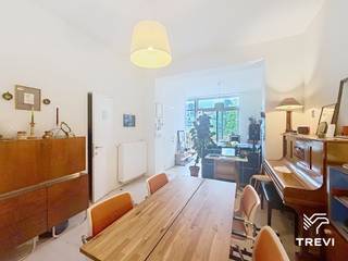 FOREST: Tussen het Dudenpark en het Brugmannpark, mooi appartement met 2 slaapkamers van ± 90 m², gelegen op de begane grond en in de kelder. De indeling is als volgt: Op de begane grond: eetkamer van ±16 m², slaapkamer van ±18 m², doucheruimte, toilet, ingerichte keuken (oven, kookplaten, afzuigkap, koelkast, vriezer en vaatwasser), woonkamer van ±13 m², mooi terras van ±16 m² op het noorden. In de kelder: kantoorruimte van ±15 m², wasruimte, slaapkamer van ±16 m², toilet, doucheruimte. Kosten: Vastgoedkosten van 150 €/maand, inclusief gemeenschappelijke ruimtes, tuinonderhoud, warm water, koud water en verwarming. EPC D. Beschikbaar vanaf 01/11/2026<br /><br />Op de begane grond:<br /> <br /><br />- Eetkamer ±16 m²<br />- Slaapkamer ±18 m²<br />- Doucheruimte<br />- Toilet<br />- Ingerichte keuken (oven, kookplaten, afzuigkap, koelkast, vriezer, vaatwasser)<br />- Woonkamer ±13 m²<br />- Terras ±16 m² op het noorden<br /> <br /><br />In de kelder:<br /><br /> <br />- Kantoorruimte ±15 m²<br />- Wasruimte<br />- Slaapkamer ±16 m²<br />- Toilet<br />- Doucheruimte<br />