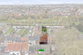 Op een centrale ligging in Poperinge vind je deze verrassend ruime rijwoning met maar liefst vier slaapkamers én een handige uitweg langs achteren...