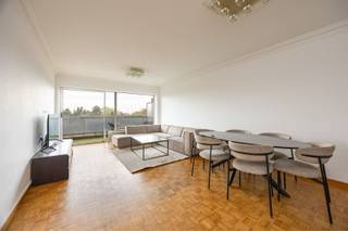 <p><span>Ben je op zoek naar een praktisch ingedeeld en lichtrijk appartement in een groene omgeving? Dit appartement op de 5e verdieping aan het Leiebos 31 in Merksem combineert een mooi uitzicht, een riant terras én een inbegrepen ondergrondse autostaanplaats.</span></p><p><span>De highlights:</span></p><ul><li><span>Terras over de volle lengte</span></li><li><span>Lichtrijke leefruimte</span></li><li><span>2 volwaardige slaapkamers</span></li><li><span>Ondergrondse staanplaats aan te kopen aan 13.000 EUR</span></li></ul><p><span>Indeling:</span><span> Je komt binnen via de inkomhal die toegang geeft tot de ruime en aangename leefruimte. Zowel vanuit de leefruimte als vanuit de slaapkamers stap je zo het brede terras op dat zich over de gehele lengte van het appartement strekt. De aansluitende keuken is functioneel ingericht.</span></p><p><span>Verder beschikt het appartement over twee slaapkamers, een badkamer met ligbad en een apart toilet. De badkamer heeft al wat jaartjes op de teller, maar biedt een prima basis om op eigen tempo te vernieuwen naar eigentijds comfort. In de ondergrondse garage bevinden zich de private autostaanplaats en kelderberging.</span></p><p><span>Buurt:</span><span> Het Leiebos staat gekend om zijn rustige, groene ligging met een uitstekende bereikbaarheid. Winkels, scholen en openbaar vervoer bevinden zich op korte afstand. Met de wagen bereik je binnen enkele minuten de Antwerpse Ring en belangrijke invalswegen.</span></p><p><span>Gemeenschappelijke kosten: </span></p><p><span>Algemene kosten 136,76 EUR / maand</span></p><p><span>Sparen / Reservekapitaal 32,29 EUR / maand</span></p><p><span>Privatief verbruik 66,96 EUR / maand</span></p><p><span>Interesse in een bezoek? Neem contact op via 03/646.66.55 of lynn@sinjoor.be!</span></p>