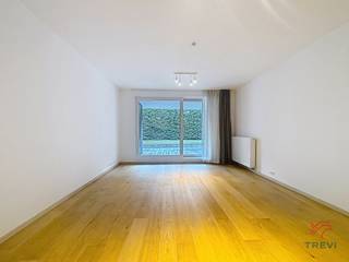 ETTERBEEK, vlakbij het Jubelpark. Prachtig appartement van ± 92 m² op de begane grond. Bestaande uit een inkomhal, woonkamer van ± 30 m² met...
