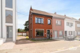 IMMO FRANCOIS MEETJESLAND PRESENTEERT LEEGSTRAAT 52!<br /><br />WIJ VERWIJZEN U VOOR ALLE INFO & DOCUMENTEN GRAAG DOOR NAAR ONZE WEBSITE: IMMOFRANCOIS.BE.<br /><br />WENST U EEN GRATIS EN VRIJBLIJVENDE VERKOOPSANALYSE MET WAARDEBEPALING VAN UW EIGENDOM? DARIO KOMT GRAAG BIJ U LANGS!<br /><br />Deze verder af te werken halfopen bebouwing is gunstig gelegen in Zelzate en combineert een vlotte bereikbaarheid met de nabijheid van tal van dagelijkse voorzieningen. Dankzij de nabijgelegen R4 en E34 geniet u van een goede verbinding richting Gent, Antwerpen en de omliggende gemeenten. Winkels, scholen, openbaar vervoer en andere voorzieningen bevinden zich bovendien op korte afstand.<br /><br />Op het gelijkvloers komt u binnen via de inkomhal, die toegang biedt tot de leefruimte met eetplaats en open keuken. Aansluitend bevindt zich de badkamer, uitgerust met een douche en lavabo. Achteraan beschikt de woning over een koertje.<br /><br />De eerste verdieping omvat twee slaapkamers. Via een vaste trap bereikt u de tweede verdieping, waar zich de zolderverdieping bevindt. Deze biedt, mits de nodige aanpassingen, potentieel voor de inrichting van een derde slaapkamer, hobbyruimte of bijkomende bergruimte.<br /><br />Een bijkomende troef zijn de drie garages, die ruime mogelijkheden bieden voor het stallen van wagens, extra opslag of ander praktisch gebruik.<br /><br />De woning is voorzien van dubbele beglazing en centrale verwarming op aardgas met een condenserende ketel. Met EPC-label F valt de woning onder de renovatieverplichting en biedt ze de toekomstige eigenaar de kans om zowel de energetische prestaties als de afwerking naar eigen wensen te verbeteren.<br /><br />Bent u op zoek naar een halfopen bebouwing met uitbreidingsmogelijkheden en drie garages in Zelzate? Aarzel dan niet om contact op te nemen met Dario Van Kerckvoorde van Immo Francois Meetjesland voor meer informatie of een bezoek ter plaatse.<br /><br />GRAAG ALS EERSTE OP DE HOOGTE VAN ONS AANBOD? 1) BEZORG ONS UW ZOEKVOORKEUREN EN WE HOUDEN CONTACT, 2) VOLG @IMMOFRANCOISMEETJESLAND VIA INSTAGRAM<br /><br />