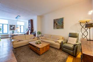 <p><strong>Uniek opbrengsteigendom met 3 verhuurde appartementen in hartje Lier</strong></p>
<p>In het historische centrum van Lier, in de schaduw van de Sint-Gummaruskerk, bevindt zich dit <strong>uitzonderlijke opbrengsteigendom</strong> bestaande uit <strong>drie verhuurde appartementen</strong>. Het pand maakt deel uit van een gebouw met een <strong>prachtige historische klokgevel</strong>, wat zorgt voor een authentieke uitstraling en een blijvende meerwaarde.</p>
<p>Dankzij de <strong>centrale ligging</strong> genieten de appartementen van een sterke verhuurbaarheid: winkels, horeca, openbaar vervoer en culturele trekpleisters bevinden zich in de onmiddellijke nabijheid. Deze toplocatie maakt het eigendom bijzonder interessant voor investeerders die op zoek zijn naar <strong>stabiele en duurzame huuropbrengsten</strong>.</p>
<p>Het gebouw combineert <strong>historische charme</strong> ( hoge plafonds, houten vloeren,... in de appartementen op 1e en 2eV) met hedendaags wooncomfort. Elk appartement is afzonderlijk verhuurd, wat zorgt voor een gespreid risico en een aantrekkelijk rendement. Dit pand vormt dan ook een <strong>zorgeloze investering</strong> in een van de meest gegeerde stadsdelen van Lier.<br /><br />Het gebouw is opgenomen in de inventaris vastgesteld bouwkundig erfgoed waardoor de <strong>renovatieplicht niet van toepassing</strong> is.<br /><br />INDELING:<br />Appartement 1eV : Zeer grote living, 2 volwaardige slaapkamers en terras. Opp 104m² - EPC 338 (Label D). Simulatie gesloten bebouwing: 214 (Label C)<br />Appartement 2eV : Zeer grote living en 2 volwaardige slaapkamers. Opp 104m² - EPC 455 (Label E). Simulatie gesloten bebouwing 328 (Label D)<br />Appartement 3eV: dakappartement met open lay-out en slaapmezannine, terras. Opp 73m² - EPC 341 (Label D)<br />De 3 appartementen zijn met de lift bereikbaar.<br /><br />Zowel EPC-verslagen als simulatie bij gesloten bebouwing zijn beschikbaar voor de beide appartement op 1eV en 2eV.</p>
<p><strong>Troeven op een rij:</strong></p>
<ul>
<li>Opbrengsteigendom met 3 verhuurde appartementen</li>
<li>Gelegen in het historische centrum van Lier</li>
<li>Nabij de Sint-Gummaruskerk</li>
<li>Gebouw met karaktervolle, historische gevel</li>
<li>Sterke verhuurbaarheid en interessant investeringspotentieel</li>
</ul>
<p>Een zeldzame kans om te investeren in vastgoed met karakter, locatie én rendement.</p>