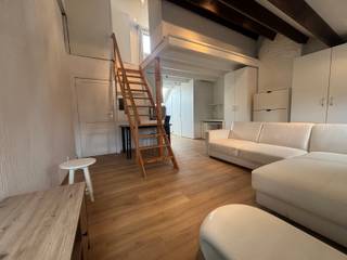 **Bemeubelde duplex studio**Deze bemeubelde studio kan je terug vinden in de Pieter Coutereelstraat, net om de hoek van de Brouwersstraat en het...