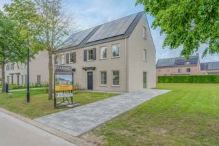 Hartelijk welkom op onze opendeur op vrijdag 29 mei van 16.30 tem 17.30 uur!Eigentijdse en energiezuinige woning (A+ label) op gunstige locatie in...