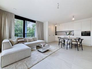 <p><span>Nieuwbouwappartement in residentie Kasteelvijver te Langemark.</span></p><p><span> </span></p><p><span>Dit appartement bevindt zich op de </span><span>eerste verdieping</span><span> en heeft een </span><span>bewoonbaar oppervlakte</span><span> van </span><span>69,63m²</span><span> en een </span><span>terras</span><span> van </span><span>8m²</span><span>.</span></p><p><span> </span></p><p><span>Indeling</span><span>: </span></p><p><span>inkomhal </span><span>met </span><span>apart toilet</span><span>, </span><span>open keuken</span><span>, voorzien van alle comfort met </span><span>leefruimte</span><span> die directe toegang biedt tot het prachtig </span><span>terras </span><span>omgeven door groen</span><span>.</span><span> </span></p><p><span>Aansluitend op de woonkamer is de ruime </span><span>slaapkamer</span><span> met </span><span>badkamer </span><span>voorzien van inloopdouche en lavabomeubel.</span></p><p><span> </span></p><p><span>Er is tevens een </span><span>kelderberging</span><span> bij te kopen, alsook mogelijkheid tot aankopen van </span><span>ondergrondse staanplaats.</span></p><p><span> </span></p><p><span>De </span><span>warmwaterproductie</span><span> en de </span><span>vloerverwarming</span><span> zal opgewekt worden door een bodem/water </span><span>warmtepomp met ingebouwde boiler.</span><span> De warmte wordt uit de grond gehaald via </span><span>geothermie.</span></p><p><span>Doorheen het appartement is er </span><span>ventilatiesysteem D </span><span>(mechanische toevoer en afvoer) voorzien.</span></p><p><span>Het appartement beschikt tevens over</span><span> zonnepanelen</span><span> (760Wp) wat het bovendien uiterst zuinig maakt!</span></p><p><span> </span></p><p><span> </span></p><p><span> </span></p><p><span> </span></p><p><span> </span></p>