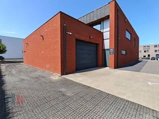 In de gegeerde kleinhandelszone “De Rampe” bevindt zich dit uitzonderlijk commercieel magazijn (985 m²) op een perceel van ca. 1.503 m².<br /><br />Het gebouw werd opgetrokken in een duurzame betonstructuur gecombineerd met een gemetste gevel en een geïsoleerd steeldeck. De ruime overspanning zorgt voor een open en flexibel in te delen ruimte die eenvoudig kan worden aangepast aan diverse activiteiten. <br /><br />Het gelijkvloers, met een oppervlakte van ca. 605 m², omvat het onthaal, een ruime open winkelruimte, stockage en ingericht sanitair. De mezzanine van ca. 380 m² biedt bijkomende uitbreidings- en stockagemogelijkheden en verhoogt hierdoor de commerciële mogelijkheden.<br /><br />Toegang tot het gebouw is via de glazen schuifdeur aan de voorzijde, terwijl leveringen efficiënt verlopen via de automatische sectionale poort aan de achterzijde (ca. 4,45 m breed x 3,25 m hoog).<br /><br />Ook technisch en energetisch is het gebouw uitstekend uitgerust. Het gebouw beschikt gedeeltelijk over een verlaagd plafond, LED-verlichting, dubbele beglazing in aluminium schrijnwerk, verwarming op aardgas via luchtblazers in de winkelruimte en een alarmsysteem in combinatie met winkelpoortjes voor optimale beveiliging.<br /><br />Daarnaast werd sterk ingezet op duurzaamheid en energie-efficiëntie dankzij de aanwezigheid van zonnepanelen met een totaalvermogen van 16.150 Wp en een omvormer van 10 kW. Verder zijn een regenwaterput van 10.000 liter en aansluiting op stadswater voorzien. Optioneel kunnen bovendien de 27 aanwezige beveiligingscamera’s worden overgenomen.<br /><br />Voor extra comfort beschikt dit bedrijfsgebouw eveneens over een functionele keuken en afzonderlijke sanitaire voorzieningen.<br />De volledig verharde site is verzorgd aangelegd met een groenzone en biedt maar liefst 17 parkeerplaatsen aan de voor- en zijkanten van het gebouw. Aan de buitenzijde is extra inbraakbeveiliging voorzien via ramblokken. Dit zorgt niet alleen voor een professionele uitstraling, maar garandeert eveneens voldoende parkeergelegenheid voor klanten en personeel.<br /><br />Dankzij de uitstekende ligging, de ruime parkeermogelijkheden en de kwalitatieve afwerking vormt dit gebouw een ideale uitvalsbasis voor retail-, showroom- of grootschalige kleinhandelsactiviteiten.<br /><br />Gelegen op amper 150m van de Brugsestraat met een onmiddellijke verbinding naast de E40 via de op- en afrit 9 Oostkamp. De kruising met de E403 bereikt men na 3 km.<br /><br />Contacteer PANORAMA B2B voor meer inlichtingen, plannen of een vrijblijvend plaatbezoek 0476 215 115.