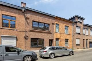 <p><strong><span>Kwalitatief totaal gerenoveerde gezinswoning met 3 slaapkamers op toplocatie in Kessel-Lo</span></strong></p>
<p><span>Ben je op zoek naar een instapklare woning waar je zonder zorgen meteen kan intrekken? Dan is deze prachtig gerenoveerde gezinswoning in Kessel-Lo zeker een bezoek waard.</span></p>
<p><span>De woning onderging een kwalitatieve totaalrenovatie en werd afgewerkt met duurzame materialen en een hedendaagse uitstraling. Binnen geniet je van een lichtrijke leefruimte, een moderne keuken en drie volwaardige slaapkamers. Aansluitend aan de keuken bevindt zich bovendien een extra ruimte die perfect kan dienen als bureau, berging of hobbykamer.</span></p>
<p><span>Achteraan wacht een gezellige, onderhoudsvriendelijke tuin die grenst aan het Paek Michotte. Hier geniet je in alle rust van een groene omgeving, terwijl je toch vlak bij het centrum van Leuven woont.</span></p>
<p><span>De woning heeft een kelder en biedt daardoor heel wat praktische bergruimte. </span></p>
<p><span>De uitstekende ligging, dichtbij winkels, scholen, openbaar vervoer en belangrijke invalswegen, maakt dit de ideale woning voor gezinnen, jonge koppels of iedereen die op zoek is naar een kwalitatief gerenoveerde woning op een centrale locatie.</span></p>
<p>Voor een bezoek of meer info:<br />Bel 0474 38 63 93 of mail naar lotte@immogve.be</p>