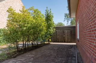 Op een ruim perceel van 1.041 m² aan de Zonhoekstraat 182 in Pelt bevindt zich deze vrijstaande woning met een grote tuin, een bijgebouw en bijzonder veel mogelijkheden. De woning beschikt over een bewoonbare oppervlakte van circa 122 m² (zonder de kelder en de verdieping) en biedt dankzij de ruime, nog verder af te werken zolder interessante uitbreidingsmogelijkheden.<br />De gelijkvloerse verdieping omvat een lichtrijke leefruimte met zit- en eetgedeelte, aansluitend een functionele keuken en een praktische was- en bergruimte. Verder zijn er een ruime slaapkamer, een afzonderlijk bureau dat eveneens als tweede slaapkamer kan worden ingericht en een badkamer met douche en toilet.<br />Via de trappenhal bereikt u de omvangrijke zolderverdieping. Deze bevindt zich momenteel in een onafgewerkte toestand, maar biedt volop ruimte voor het creëren van bijkomende slaapkamers, een hobbyruimte, een thuiskantoor of een royale master bedroom. Hierdoor kan de woning volledig naar eigen smaak en behoeften verder worden afgewerkt.<br />Buiten geniet u van een diepe en groene tuin met veel privacy en ruimte voor ontspanning, spelende kinderen of het aanleggen van een terras. De aanwezige garage/het bijgebouw en het tuinhuis zorgen voor bijkomende opslag- en gebruiksmogelijkheden.<br />De woning wordt centraal verwarmd via een warmtepomp (lucht - water) op vloerverwarming enkel in de keuken, verder wandverwarming en beschikt over EPC-label D met een energiescore van 314 kWh/m² per jaar. Het pand werd oorspronkelijk gebouwd in 1955 en heeft een niet-geïndexeerd kadastraal inkomen van € 708.<br />Het asbestattest vermeldt de woning als niet-asbestveilig. Er werden asbesthoudende leien op het dak en een beperkte toepassing in elektrisch schakelmateriaal vastgesteld. Het volledige attest is beschikbaar ter inzage.<br /><br />Pluspunten:<br /><br />Warmtepomp met vloerverwarming reeds geïnstalleerd<br />Veel mogelijkheden<br />Gelijkvloers zijn de ruimtes al mooi open getrokken en is er veel lichtinval<br />Verdieping: zeer veel mogelijkheden<br />Tuin: ruime tuin aanwezig<br /><br /><br />Bent u op zoek naar een vrijstaande woning op een mooi perceel, waarbij u de verdere inrichting en afwerking volledig zelf kunt bepalen? Dan vormt deze eigendom een uitstekende opportuniteit.<br />Contacteer ons voor meer informatie of een bezichtiging ter plaatse.