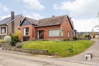 <p><span>Welkom in Schaffen (Diest), waar rust en bereikbaarheid perfect samenkomen. </span></p><p><span> </span></p><p><span>Op Postbaan 121 wacht deze verzorgde split-level woning op nieuwe bewoners die houden van ruimte, een praktische indeling en vooral: een thuis die klopt vanaf het eerste gevoel.<br /><br />Dankzij de vlotte verbinding met Diest-centrum, scholen, winkels en belangrijke invalswegen is dit een locatie die het dagelijkse leven nét dat tikkeltje makkelijker maakt. </span></p><p><span> </span></p><p><span>Of u nu pendelt, graag dichtbij alles woont of simpelweg een strategische uitvalsbasis zoekt in een groene omgeving: hier zit u goed.<br /><br />Binnenin verrast de woning met haar typische split-level charme: verschillende niveaus zorgen voor een aangename dynamiek tussen wonen, slapen en bergruimte. </span></p><p><span>De leefruimtes voelen open en licht aan, met voldoende plaats om gezellig te tafelen, te ontspannen en uw eigen interieurstijl tot leven te brengen. </span></p><p><span>De keuken sluit logisch aan op het geheel en biedt een solide basis om verder te personaliseren.<br /><br />Op het slaapniveau bevinden zich drie ruime slaapkamers: ideaal voor een gezin, een thuiskantoor, hobbyruimte of logeerkamer. Ook wie graag “een kamer extra” heeft, zal hier meteen de mogelijkheden zien.<br /><br />Een absolute meerwaarde is de ondergrondse inpandige garage, die niet alleen uw wagen veilig en droog houdt, maar ook extra comfort biedt voor fietsen, gereedschap of stockage. Daarnaast beschikt de woning over ruime kelders: perfect voor voorraad, wasruimte, hobby’s of extra bergruimte—een luxe die u elke dag opnieuw apprecieert.<br /><br />Elektriciteit is conform. Bovendien werd het eerdere vochtprobleem in de kelder en in de living grondig aangepakt: de verkoper liet dit professioneel oplossen door Murprotec, inclusief de nodige garanties. Dat betekent voor u: met een gerust hart starten, zonder zorgen waar u net géén zin in hebt.</span></p><p><span> </span></p><p><span>Deze woning vergt wel een aantal grotere werken ( zie label D inzake EPC, het dak bevat asbest ). Deze investeringen zijn echter te spreiden ( 6 jaar voor energiegerelateerde werken en tegen 2034 dient het dak gerenoveerd te worden ). In de prijszetting werd hiermee rekening gehouden. </span></p><p><span> </span></p><p><span>Kortom: een degelijk en praktisch huis op een uitstekende ligging, met ruimte op de juiste plaatsen en extra’s die het verschil maken. </span></p><p><span>Interesse? Neem contact op met Immo Diest </span></p><p><span>op 013 31 25 22 of <span>info@immodiest.be</span></span><span> </span></p>