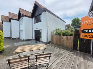 Belle et confortable maison de vacances située dans le domaine Vierbarke près de la promenade du parc Martime de Nieuport-Bain.<br />Disposition: Entrée avec toilette, salle de séjour avec cuisine ouverte,débarras et terrasse. A l'étage se trouvent une salle de bain avec baignoire et deux chambres à coucher. Une place de parking avec droit d'usage est également incluse.<br />Ce bien convient à une habitation permanente (zone résidentielle), mais il est également parfait comme maison de vacances ou bien comme investissement.
