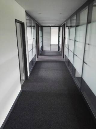 Kantoren op met een goede visibiliteit, vlak naast de Brusselse Ring. Makkelijk bereikbaar met het openbaar vervoer (bus en trein) en wagen (afrit Brusselse Ring).