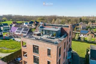 Op zoek naar een ruime, unieke loft met een gigantisch zonnig terras, ideaal gelegen tussen Leuven en Brussel? Dan zit je hier helemaal goed.<br /><br />Ben je een liefhebber van hoge plafonds, een uitgesproken industriële stijl en de combinatie van staal en beton? Dan zal deze uitzonderlijke loft je ongetwijfeld weten te bekoren.<br /><br />Met een bewoonbare oppervlakte van 240 m² en een indrukwekkend terras van 96 m², uitgerust met een vijver en jacuzzi, biedt deze loft een unieke woonbeleving. Ze is gelegen in de voormalige brouwerij "Van Velthem" in Herent, waar authentiek karakter en hedendaags comfort naadloos samenkomen.<br /><br />Via de imposante inkomhal, die volledig tot in de nok is opengetrokken, kom je binnen in de royale leefruimte met een hypergeïnstalleerde open keuken, voorzien van onder meer een inloopkoelkast en een tapkraan. Op dit niveau bevinden zich verder twee ruime slaapkamers, een stijlvolle badkamer met ligbad en een eerste terras.<br /><br />De robuuste stalen trap leidt naar de bovenverdieping, waar een volledig op maat ingericht home office, een gezellige tv-hoek, een ingerichte douchekamer en een derde slaapkamer met Finse sauna en eigen douche zijn ondergebracht.<br /><br />Via een groot schuifraam bereik je het absolute pronkstuk van deze woning: een fenomenaal dakterras van 96 m² met panoramisch uitzicht, een vijver, jacuzzi en alle ruimte om in alle rust te ontspannen of gezellige momenten te beleven met familie en vrienden.<br /><br />Ook op praktisch vlak scoort deze loft uitstekend. Een afgesloten garagebox met bijhorende berging (€35.000) in de ondergrondse kelderverdieping én een privatieve autostaanplaats (€20.000) voor het gebouw zijn optioneel bij aan te kopen, zodat je kan beschikken over twee eigen parkeerplaatsen. Daarnaast geniet je van een gemeenschappelijke fietsenberging en een aangelegde tuin.<br /><br />Een zeldzame kans voor wie op zoek is naar een exclusieve loft met karakter, ruimte, een uitgesproken industriële uitstraling én uitzonderlijk wooncomfort.<br /><br />Bijkomende info (EPC, bodemattest, stedenbouwkundige inlichtingen,...) kan U hieronder downloaden ↓.