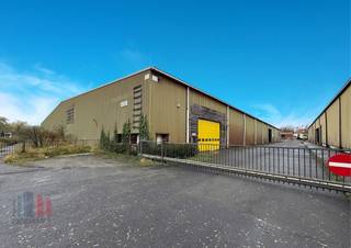 Dit bedrijfsgebouw, bestaande uit <strong>twee loodsen</strong>, geniet een strategische ligging in de haven van Gent, met directe toegang tot de <strong>R4 </strong>en op slechts 10 minuten rijden van de <strong>N9</strong>.<br /><br />De site omvat twee magazijnen: een <strong>gesloten loods</strong> (8.255m²) en een <strong>halfopen loods </strong>(7.496m²), met een totale oppervlakte van <strong>15.751 m²</strong>. Dankzij een vrije hoogte van 7 tot 9 meter biedt het gebouw uitgebreide mogelijkheden voor opslag en logistieke operaties. Lichtstraten zorgen voor een overvloed aan natuurlijk licht, wat bijdraagt aan een aangename en efficiënte werkomgeving. <br /><br />Voor meer informatie of om een vrijblijvend plaatsbezoek te plannen, kunt u contact opnemen met<strong> PANORAMA B2B</strong> via <strong>0477 02 09 02</strong>.