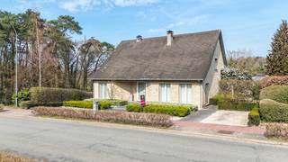 Open deur dag op zaterdag 11/07 tussen 10u en 12u, kom langs en overtuig jezelf!<br /><br />Op een uiterst centrale en gegeerde ligging in Houthalen-Helchteren bevindt zich deze ruime en verzorgde villa, die uitermate geschikt is voor wie comfortabel en praktisch wil wonen. De woning beschikt over een royale bewoonbare oppervlakte van maar liefst 279 m² en is gelegen op een perceel van 6 are 26 centiare. Dankzij deze combinatie van ruimte en ligging biedt de woning tal van mogelijkheden voor gezinnen, zelfstandigen of wie op zoek is naar extra woon- en werkcomfort.<br /><br />De centrale ligging vormt een absolute troef: winkels, scholen en het centrum van Houthalen zijn vlot bereikbaar te voet of met de fiets. Bovendien bevinden de snelwegen E313 en E314 zich op slechts 1 km afstand, wat zorgt voor een uitstekende verbinding naar omliggende steden en een vlotte woon-werkverplaatsing.<br /><br />Bij het betreden van de woning komt u in een ruime en uitnodigende inkomhal die meteen een gevoel van openheid en degelijkheid uitstraalt. Het gelijkvloers omvat verder een lichtrijke woonkamer met aangename leefruimtes, een functionele keuken, een volwaardige slaapkamer, een badkamer, een bureauruimte en een praktische wasplaats. De woning is tot in de kleinste details afgewerkt met duurzame en hoogwaardige materialen, wat zorgt voor een tijdloze uitstraling en een hoog wooncomfort. Deze doordachte afwerking is zichtbaar in alle ruimtes en onderstreept de kwaliteit van het geheel. De indeling maakt gelijkvloers wonen perfect mogelijk. Vanuit de woning heeft u directe toegang tot een mooi en zonnig terras, waar het aangenaam vertoeven is tijdens de lente- en zomermaanden en waar u in alle rust kunt genieten van het buitenleven.<br /><br />Op de eerste verdieping bevinden zich drie ruime slaapkamers en een tweede badkamer. Ook hier werd veel aandacht besteed aan kwaliteit en afwerking, met duurzame materialen en een verzorgde uitstraling. De brede en lichte overloop creëert een open gevoel en biedt bijkomende mogelijkheden, zoals het inrichten van een extra zithoek, speelruimte, hobbyruimte of thuiskantoor. Deze verdieping maakt de woning bijzonder geschikt voor grotere gezinnen of wie extra kamers nodig heeft.<br /><br />Daarnaast is de woning volledig onderkelderd, wat zorgt voor uitzonderlijk veel bergruimte. De kelder biedt plaats voor opslag van materialen en kan eveneens gebruikt worden als hobby- of werkruimte. Tevens is er voldoende ruimte voorzien voor het parkeren van meerdere wagens, wat het dagelijkse comfort aanzienlijk verhoogt.<br /><br />Kortom, deze villa combineert ruimte, functionaliteit, hoogwaardige afwerking en een uitstekende centrale ligging. Een ideale woonopportuniteit voor wie op zoek is naar een comfortabele, kwalitatieve en veelzijdige woning met alle voorzieningen binnen handbereik.<br /><br /><span>Maatregelen opgenomen in het Maatregelenregister: nee</span>