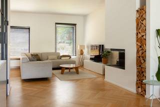 Op een gegeerde locatie op de grens van Elsdonk en Molenveld vinden we deze sfeervolle, instapklare en energiezuinige halfopen woning. De woning combineert een warme, hedendaagse stijl met het comfort van een grondige totaalrenovatie in 2018 inclusief uitbouw.
Op het gelijkvloers vinden we een inkomhal met vestiaire en gastentoilet. Vervolgens komt men in een aangename leefruimte met karaktervolle visgraadparket en lichte, hedendaagse keuken met aansluitende eetruimte. Dankzij de uitbouw ontstaat hier een mooie leefruimte met veel lichtinval en een natuurlijke verbinding met de tuin. Een hoogwaardige hoekhaard zorgt ook in de winter voor warmte en gezelligheid.
Op de eerste verdieping bevinden zich drie slaapkamers waaronder de ruime master bedroom met aansluitende inloopdressing. Daarnaast is er een stijlvolle badkamer afgewerkt in maatwerk Mortex (dubbel lavabomeubel, bad en inloopdouche).
De zolder is bereikbaar via een uitschuifladder en biedt mogelijkheden voor verdere uitbreiding (extra slaapkamer/badkamer).
De tuin is een belangrijke troef en beschikt achteraan over een houten terras waar volop van de zon kan worden genoten. Tevens bevindt zich in de tuin een voormalige garage die werd aangepast en ingericht als praktische berging/tuinhuis en fietsenstalling. Vooraan beschikt de woning over een oprit.
Troeven:
- Locatie
- Volledig gerenoveerd in 2018
- Gunstig EPC-label B
- Zowel kelder, zolder als tuinhuis/berging aanwezig
- Stijlvolle afwerking (visgraadparket, hoekhaard, Mortex badkamer...)
- Aangename, rustgevende tuin
De woning is volgend jaar beschikbaar vanaf 1 december 2027.
Kijkweekend op zaterdag 26 en zondag 27 september. Voor info of een afspraak: 0485 95 75 68. Geen immo aub.