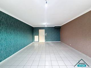 In het centrum van Veldegem vinden we dit ruime duplex-appartement te huur. Dankzij de centrale ligging woon je hier op wandelafstand van...