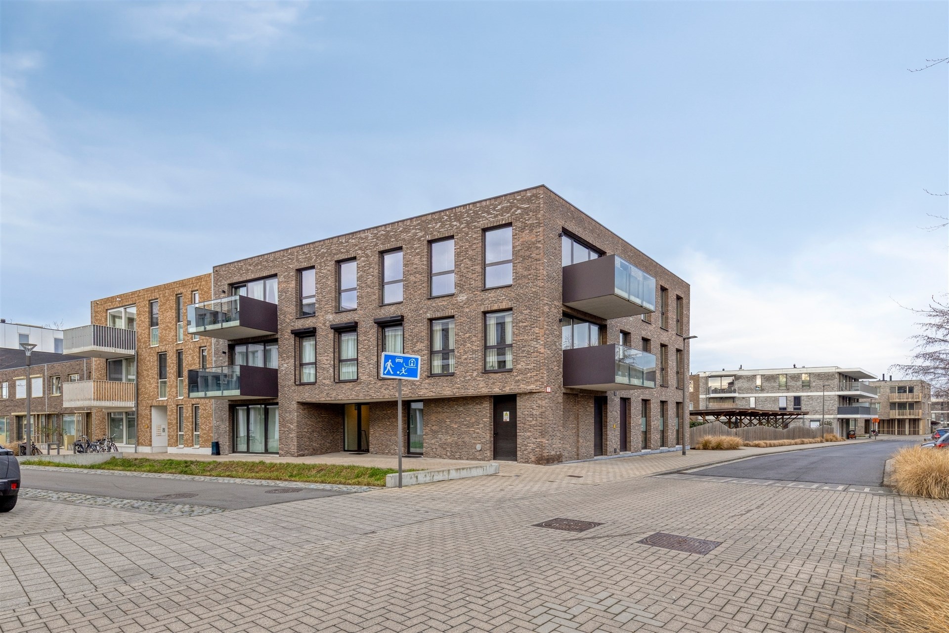 Instapklaar, energiezuinig 2 slaapkamer appartement (83m²) met terras, gem. tuin en autostaanplaats. - foto 2