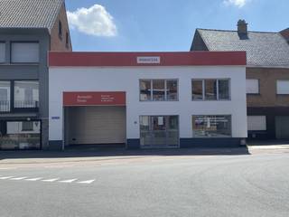 Polyvalent bedrijfsgebouw te koop (wegens verhuis) te Roeselare bestaande uit een magazijn/opslagplaats en bijhorende showroom met kantoren...