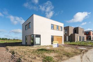 Lot 10 | 494 m² perceelsoppervlakte
Deze moderne woning bouwen we op de nieuwe verkaveling "Het Molenhof" in Koolskamp, deelgemeente van Ardooie. Je vindt deze nieuwe woonbuurt tussen de Diksmuidse Boterweg en de Steenstraat. Je woont er in een rustige, aangename omgeving vlak bij het centrum, op 500 meter van het Dorpsplein met winkels, scholen, horecazaken en openbaar vervoer. De middelbare school H. Kindsheid ligt op 3 à 4 km. Via het op- en afrittencomplex E403 geniet je van een vlotte verbinding.
Deze energiezuinige, moderne woning heeft een ruime inkomhal met toilet, een woon- en eetkamer met aansluitend een open keuken met veel lichtinval, een inpandige garage met berging, 4 slaapkamers, een functionele badkamer, afzonderlijk toilet boven en een (technische) berging. Het gebruik van een warmtepomp in combinatie met vloerverwarming zorgt ervoor dat jouw toekomstige energiefactuur onder controle blijft (E10). Je kiest zelf de afwerkingsmaterialen voor keuken, badkamer, vloeren en binnendeuren. Zo kan je precies wonen zoals jij het zelf wilt.
Wil je graag meer info? Contacteer bouwadviseur Kristof voor meer info of download de projectbrochure.
