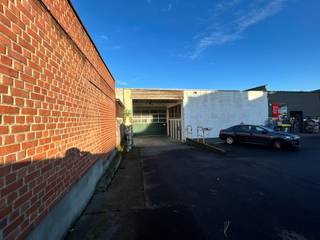 <strong>Lauwe - Industrieloods van 2000 m² te koop.</strong>
<ul><li>Betonnen vloer</li><li>Dakisolatie</li><li>Zonnepanelen inbegrepen</li><li>Verwarming op gas</li><li>Industriepoort voor vrachtwagens</li></ul>