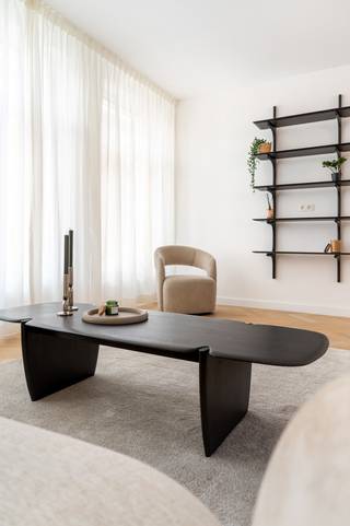 Wonen in het hart van Antwerpen, op wandelafstand van het Theaterplein en het bruisende Zuid, in een volledig gerenoveerd duplex-appartement met EPC A?<br /><br />Dit instapklare duplex-appartement aan de Hemelstraat 31 bus 201 combineert een uitstekende ligging met ruimte, comfort en energiezuinigheid. Met een bewoonbare oppervlakte van maar liefst 87 m² geniet u hier van een verrassend ruim woongevoel in het centrum van de stad.<br /><br />De locatie is een absolute troef. Op enkele minuten wandelen bevindt zich het gezellige Theaterplein, bekend om zijn levendige weekendmarkt op zaterdag en zondag. Ook het populaire Antwerpen-Zuid, met zijn vele restaurants, cafés, winkels en culturele hotspots, ligt vlakbij.<br /><br />Het appartement maakt deel uit van een kleinschalig gebouw met slechts drie woonentiteiten, wat zorgt voor een rustige woonomgeving en bijzonder lage gemeenschappelijke kosten.<br /><br />De woning werd in 2025 volledig gerenoveerd en beschikt over een ruime en lichtrijke leefruimte, een gezellige eetkamer met directe toegang tot het terras, een praktische wasberging met gastentoilet.<br /><br />Op de bovenverdieping bevinden zich twee volwaardige slaapkamers, een moderne badkamer met douche en een tweede afzonderlijk toilet. Dankzij deze praktische indeling is het appartement perfect geschikt voor zowel koppels, jonge gezinnen als investeerders.<br /><br />Ook op energetisch vlak scoort deze woning uitstekend. Dankzij de grondige renovatie en de goede isolatie van het gebouw behaalt het appartement een EPC-label A, wat resulteert in een energiezuinige en toekomstgerichte woonst.<br /><br />Meer informatie of graag een bezoek ter plaatse? Bel +32 499 35 83 13.
