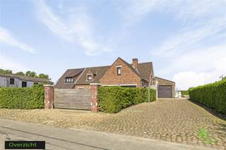 <p><span>Op een steenworp van het centrum van Geetbets bevindt zich deze uitzonderlijk ruime woning op een perceel van 21a 24ca.</span></p><p><span>Dankzij de centrale ligging bevinden een kleuter- en basisschool, supermarkt, postkantoor en horecazaken zich op wandelafstand. Daarnaast biedt de omgeving tal van wandel- en fietsroutes voor wie houdt van rust en natuur. </span></p><p><span>De oprit van de E314 ligt op slechts 10 km, wat zorgt voor een vlotte verbinding richting Lummen, Leuven en Brussel.</span></p><p><span> </span></p><p><span>Dit eigendom onderscheidt zich door haar bijzonder ruime indeling en veelzijdige mogelijkheden. De woning werd doorheen de jaren uitgebreid en biedt vandaag een zeer grote bewoonbare oppervlakte, ideaal voor grote gezinnen, thuiswerk of wie op zoek is naar extra ruimte. </span></p><p><span>Dankzij de indeling en omvang leent deze woning zich bovendien perfect tot het inrichten van een kangoeroewoning of zorgwoning.</span></p><p><span> </span></p><p><span>Bij het betreden van de woning komt u terecht in een inkomhal met vestiaire en gastentoilet. Van hieruit bereikt u de gezellige en lichtrijke woonkamer, die naadloos overgaat in de zithoek met open keuken. De keuken is volledig uitgerust met de nodige toestellen en beschikt over een praktische bijkeuken met extra opbergruimte.</span></p><p><span>De veranda vormt een aangename overgang naar de tuin en biedt een mooi zicht op het groen. Aansluitend bevindt zich een extra ruimte die perfect kan dienen als bureel, hobbyruimte of bijkomende slaapkamer.</span></p><p><span>Op het gelijkvloers vinden we verder nog een berging, een nachthal die toegang geeft tot een slaapkamer en een badkamer. Deze badkamer is ingericht met een authentiek meubel met dubbele lavabo, ligbad en toilet. Daarnaast is er nog een aparte douchekamer voorzien.</span></p><p><span>De woning beschikt bovendien over een dubbele inpandige garage.</span></p><p><span> </span></p><p><span>Op de bovenverdieping bevinden zich drie zeer ruime slaapkamers, wat bijdraagt aan het comfortabele en flexibele karakter van de woning.</span></p><p><span> </span></p><p><span>Een extra troef van dit eigendom is het ruime magazijn achteraan van circa 315 m², dat voor verschillende doeleinden gebruikt kan worden. </span></p><p><span> </span></p><p><span>Daarnaast bestaat de mogelijkheid om de naastgelegen gronden (54a 25ca) mee aan te kopen tegen een meerprijs.</span></p><p><span> </span></p><p><span>Pluspunten:</span></p><p><span>- rustige ligging</span></p><p><span>- zeer ruime woning met tal van mogelijkheden</span></p><p><span>- geschikt als kangoeroewoning</span></p><p><span>- groot magazijn</span></p><p><span> </span></p><p><span>EPC 159/1: </span></p><p><span>- Label D</span></p><p><span>- UC: 2798658-RES-2</span></p><p><span>EPC 159/3:</span></p><p><span>- Label D</span></p><p><span>- UC: 2798805-RES-2</span></p><p><span>EPC 159/4:</span></p><p><span>- Label C</span></p><p><span>- UC: 2135999-RES-1</span></p><p><span>EPC 159/5:</span></p><p><span>- Label: D</span></p><p><span>- UC: 2798629-RES-1</span></p><p><span> </span></p><p><span>De vermelde bewoonbare oppervlakte is de netto-oppervlakte van de woning met uitzondering van de zolder en bijgebouwen.</span></p><p><span>Stedenbouwkundige inlichtingen in aanvraag.</span></p><p><span> </span></p>