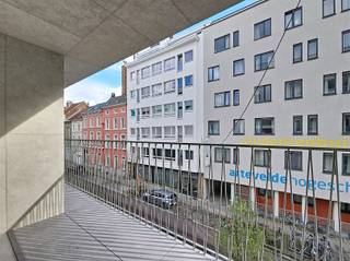 BEZOEK? Bel 09/225.00.78Ontdek dit stijlvolle nieuwbouwappartement waar comfort, duurzaamheid en ligging perfect samenkomen. Gelegen op een...