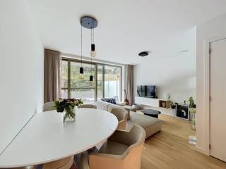 Dit energiezuinige appartement, gelegen op het gelijkvloers, vormt de ideale thuis voor starters of koppels die op zoek zijn naar een comfortabele en energiezuinige woonst in Wolvertem.<br /><br />Het appartement bestaat uit:<br /><br />-Inkomhal<br />-Apart toilet<br />-Open, ingerichte keuken met bar<br />-Woonkamer met zicht op het terras<br />-Ruim terras van 15 m²<br />-Ruime slaapkamer<br />-Ingerichte badkamer met lavabo en inloopdouche<br />-Berging met plaats voor de wasmachine<br />- Staanplaats en berging<br /><br />Het appartement is afgewerkt met hoogwaardige en duurzame materialen. Zo beschikt het onder meer over een prachtige parketvloer en wordt het verwarmd én gekoeld via een energiezuinige warmtepomp met vloerverwarming en -koeling.<br /><br />De gemeenschappelijke kosten bedragen € 100,00 per maand en worden aangerekend onder de vorm van een provisie. Deze dienen voor het onderhoud en de elektriciteit van de gemeenschappelijke delen en het gebruik van de lift.<br /><br />Interesse in dit appartement in Wolvertem? Wacht dan niet langer en neem snel contact op via www.dewaele.com voor een bezichtiging. Wij vragen je vriendelijk om vooraf je huurprofiel aan te vullen via www.mijnhuurprofiel.be.<br /><br />Beschikbaar vanaf 01/09.<br /><br />Bestuursmaatregelen in het maatregelenregister: nee