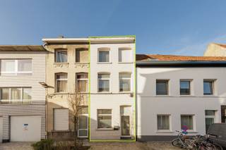 <p><span>Gezinswoning met drie slaapkamers in het centrum van Mechelen</span></p><p><span> </span></p><p><span>Deze leuke stadswoning bevindt zich op een uitstekende locatie, pal in het centrum van Mechelen. Winkels, scholen, horeca en openbaar vervoer liggen op wandelafstand, waardoor je hier geniet van het bruisende stadsleven met alle voorzieningen binnen handbereik. Dankzij de centrale ligging van Mechelen heeft u bovendien een vlotte verbinding met de belangrijkste invalswegen richting Antwerpen en Brussel.</span></p><p><span> </span></p><p><span>De woning biedt een praktische indeling en beschikt over drie volwaardige slaapkamers. Met een EPC-label C en een conforme elektriciteit is deze woning al volledig instapklaar. Kortom, ideaal voor gezinnen, starters of investeerders die op zoek zijn naar een woning op een toplocatie in Mechelen. </span></p><p><span> </span></p><p><span>Indeling</span></p><p><span> </span></p><p><span>Gelijkvloers:</span></p><p><span>- Inkomhal</span></p><p><span>- Keuken</span></p><p><span>- Badkamer</span></p><p><span>- Terras</span></p><p><span> </span></p><p><span>Eerste verdieping:</span></p><p><span>- Slaapkamer 1</span></p><p><span> </span></p><p><span>Tweede verdieping:</span></p><p><span>- Slaapkamer 2</span></p><p><span> </span></p><p><span>Zolderverdieping:</span></p><p><span>- Slaapkamer 3 </span></p><p><span> </span></p><p><span>Troeven:</span></p><p><span>- Toplocatie in het centrum van Mechelen</span></p><p><span>- Conforme elektriciteit</span></p><p><span> </span></p><p><span>Ben jij geïnteresseerd in dit huis te koop in Mechelen, ben je op zoek naar ander vastgoed, een investering of wens je de waarde van jouw eigendom te kennen? Dan ben je bij BOLT immo aan het juiste adres! Wij helpen jou graag verder.</span><span> </span></p>