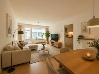Ontdek dit instapklaar appartement, gelegen op de eerste verdieping in het hart van Torhout. Dankzij de centrale ligging bevindt de Markt zich op slechts 100 meter afstand en geniet u van een vlotte bereikbaarheid van winkels, scholen, openbaar vervoer, horeca en andere dagelijkse voorzieningen, allemaal op wandelafstand.<br /><br />Bij het binnenkomen wordt u verwelkomd in de inkomhal met gastentoilet. De leefruimte geniet van grote raampartijen en biedt plaats voor een gezellige zithoek en ruime eetplaats. Aansluitend bevindt zich de keuken, uitgerust met de nodige toestellen en voorzien van extra ruimte die perfect kan dienen als bureau- of ontbijthoek.<br />Verder beschikt het appartement over een badkamer met ligbad en lavabo, evenals twee volwaardige slaapkamers. Eén van de slaapkamers geeft rechtstreeks toegang tot het aangename terras.<br /><br />Als extra troef bestaat de mogelijkheid om een garage, gelegen om de hoek van het appartement, afzonderlijk aan te kopen. Ideaal voor het veilig stallen van uw wagen of als bijkomende bergruimte.<br /><br />Ook voor investeerders biedt dit appartement een interessante opportuniteit dankzij het aantrekkelijke rendementspotentieel en de uitstekende ligging in het centrum van Torhout.<br />Warm geworden van dit gezellig appartement? Contacteer ons vandaag nog voor meer informatie of een bezoek ter plaatse!<br /><br />De vermelde prijs is een richtprijs. Elk bod, hoger of lager, wordt voorgelegd aan de eigenaar, die zich het recht voorbehoudt dit te aanvaarden of te weigeren.