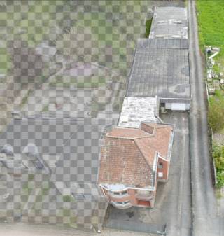 Ruimte, mogelijkheden en wonen/werken perfect gecombineerd...dit is geen doorsnee eigendom.<br />Deze unieke eigendom omvat een indrukwekkende loods van ca. 550 m² in combinatie met een zeer ruime woning. Ideaal voor zelfstandigen, ondernemers of wie op zoek is naar aanzienlijke opslag- of werkruimte aan huis.<br />De loods is perfect geschikt als werkplaats, atelier of opslagruimte.<br />De woning beschikt over vier zeer ruime slaapkamers en biedt tal van mogelijkheden om ze volledig naar eigen smaak in te richten. De ramen en deuren werden reeds vernieuwd, wat bijdraagt aan het wooncomfort. Daarnaast zorgt o.a. het elektrisch hek voor extra veiligheid en privacy.<br />Kortom, een zeldzame opportuniteit voor wie op zoek is naar veel ruimte en flexibiliteit, met de mogelijkheid om wonen en werken naadloos te combineren. Een uniek pand in de streek dat zeker uw aandacht verdient.