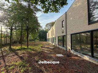 Maak kennis met dit kleinschalig woonerf bestaande uit 7 nieuwbouwwoningen. De huizen bevinden zich in een achtergelegen oase van groen, dichtbij de brug van Steenbrugge tussen Assebroek en Oostkamp, volledig weg van de drukte. <br />Van zodra je op het woonerf komt ervaar je de rust, wat uniek is op deze centrale en perfect gelegen locatie. Van hieruit sta je in een mum van tijd op de invalswegen, in een winkel, scholen, aan openbaar vervoer... <br /><br />De woning uit deze advertentie is een ingesloten woning en beschikt over een rationele indeling: inkomhal, gastentoilet, leefruimte (opgesplitst in zithoek en eetplaats), halfopen keuken met zicht op de tuin en een praktische berging. Op de eerste verdieping vinden we 3 slaapkamers terug, een badkamer, een afzonderlijk toilet op de hall en een berging. <br /><br />De aanleg van de tuin, terras, oprit en praktische carport zitten tevens ook vervat in de prijs. <br /><br />Deze duurzame nieuwbouwwoning zal een E-peil van maximum E30 of minder hebben en zal verwarmd worden via een warmtepomp (vloerverwarming en passieve koeling).<br />Ideaal als investering of voor eigen bewoning!<br /><br />Contacteer ons snel voor de individuele grondplannen, het lastenboek of een vrijblijvend werfbezoek via info@delbecque.immo of 050 45 03 45