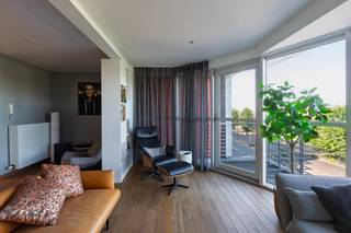 Appartement idéalement situé offrant une vue magnifique sur l’Escaut, au sein d’un petit immeuble dans un emplacement privilégié entre le centre historique et le quartier Zuid.<br /><br />L’ascenseur permet d’accéder directement à l’appartement situé au deuxième étage. L’agréable espace de vie, doté d’un parquet, bénéficie d’une superbe vue sur l’Escaut et donne accès à un balcon permettant de profiter pleinement de cette vue panoramique.<br />La cuisine ouverte entièrement équipée avec îlot central est attenante au séjour et s’intègre harmonieusement à l’espace de vie. Un espace de rangement pratique complète l’ensemble.<br /><br />À l’arrière de l’appartement se trouve la chambre, actuellement divisée en deux espaces. La salle de bains est équipée d’un lavabo, de toilettes et d’une douche. L’appartement dispose également de toilettes séparées pour les invités.<br /><br />L’appartement bénéficie d’une excellente situation dans un quartier agréable et animé. Le Zuidpark, la charmante Kloosterstraat avec ses nombreux commerces, galeries et établissements horeca, ainsi que de nombreuses autres commodités, sont accessibles à pied. Le centre-ville historique et le quartier Zuid sont également facilement accessibles.