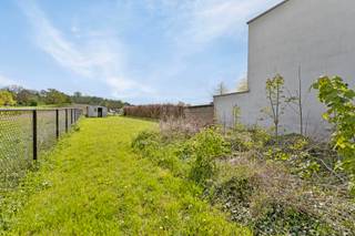 Grondig te renoveren of af te breken woning op een perceel van ruim 23,5 are. Uiterst rustig gelegen met zonnige oriëntatie en zicht op...