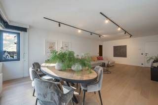 <p>Res. Duingras.<br />Welkom in dit prachtig recent vernieuwde appartement, gelegen op de derde verdieping in de charmante Patriottenstraat te Duinbergen. Met een mooie bewoonbare oppervlakte biedt deze stijlvol appartement een bijzonder aangename combinatie van ruimte, comfort en hoogwaardige afwerking.<br /><br />Het appartement werd recent en luxueus vernieuwd, met oog voor kwaliteit, elegantie en hedendaags wooncomfort.<br />De lichtrijke, uiterst ruime leefruimte vormt het hart van het appartement en geniet dankzij de grote raampartijen van een aangename natuurlijke lichtinval.<br />Vanuit de woonkamer heeft u rechtstreeks toegang tot het gezellige terras, waar u kunt genieten van een mooi zijdelings zeezicht. Daarnaast biedt de woning een prachtig open zicht over de karaktervolle en charmante villa’s die zo typerend zijn voor Duinbergen. <br /><br />Het appartement beschikt over twee ruime slaapkamers met telkens een aanpalende badkamer, iedere slaapkamer beschikt bovendien over ingemaakte kasten. <br /><br />Een privatieve kelderberging biedt extra opbergruimte en in het gebouw is tevens een gemeenschappelijke fietsenberging aanwezig. Een bijzonder verzorgd appartement met een luxueuze, recente afwerking, een aangenaam terras, zijdelings zeezicht en een open zicht op de karaktervolle architectuur van Duinbergen. Aanrader!! <br />Ref. A708 </p>